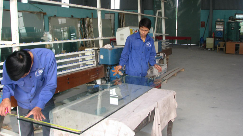 Hướng dẫn cắt kính là cũng là một trong những phần đào tạo tại trường đào tạo nghề nhôm kính này
